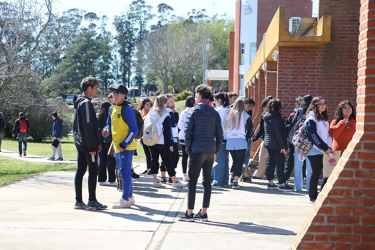 Lee más sobre el artículo Convocatoria Selección Interna – Ayudantes Alumnas/os – Módulo General Curso de Ingreso 2025-2026