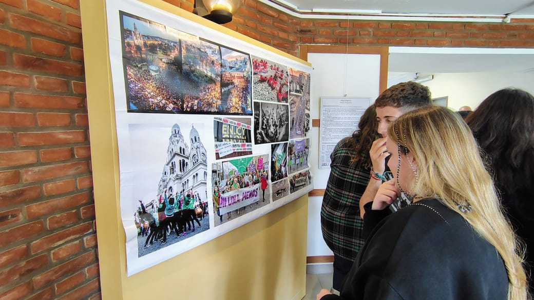 En este momento estás viendo Se inauguró la muestra fotográfica #NiUneMenos