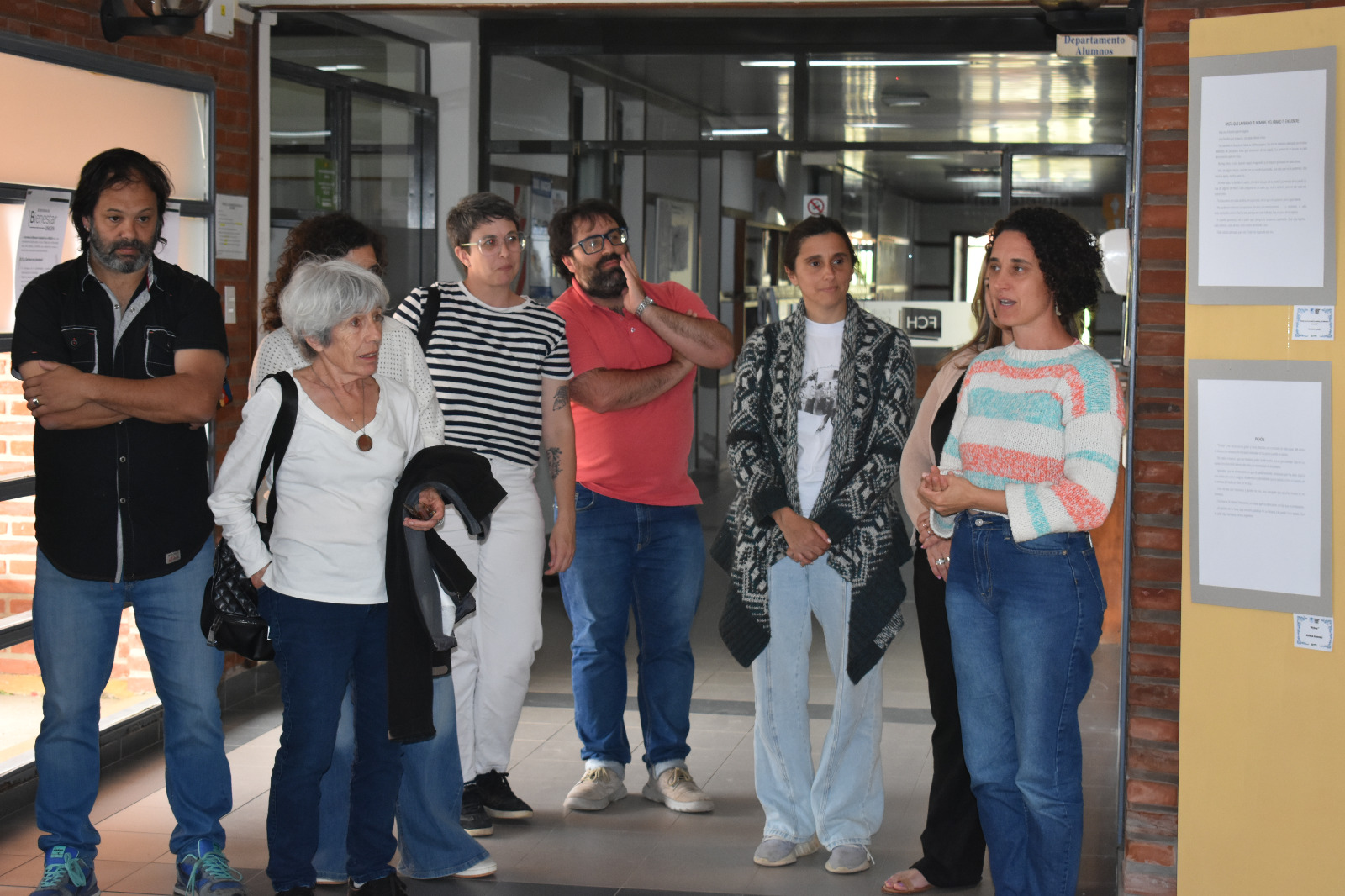 En este momento estás viendo Inauguró la muestra “La identidad siempre florece” en el Hall de la FCH