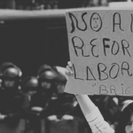 Ilustración crítica de la reforma laboral libertaria 2025: balanza desequilibrada entre trabajo y capital