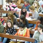 Cartel informativo sobre selección interna de ayudantes diplomados: cronograma de inscripción, requisitos y asignaturas disponibles en la Facultad