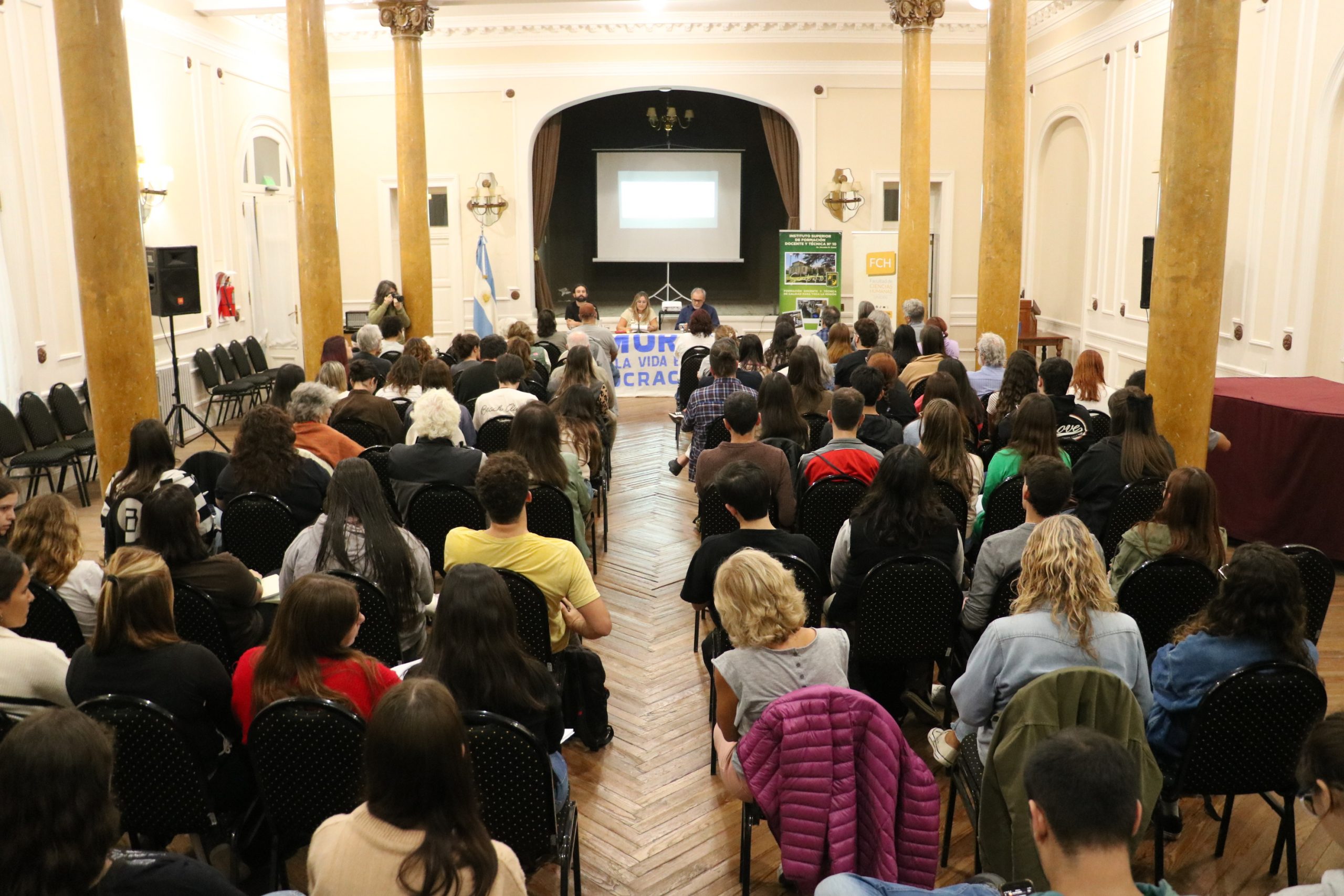 En este momento estás viendo Se realizó el conversatorio “¿Qué lecciones nos dejó el golpe de 1976?” en la UNICEN