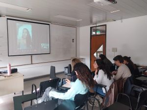 Estudiantes de la Facultad de Ciencias Humanas durante una videoconferencia con Liz Mattos del Parque Nacional Chapada Diamantina sobre gestión turística en Brasil.