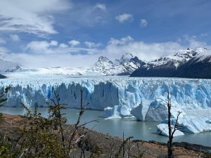 Paisaje del Glaciar Perito Moreno y pasarelas de observación, eje del estudio sobre geoturismo y gestión del patrimonio geológico en Santa Cruz.