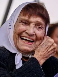 Retrato de la Madre de Plaza de Mayo Taty Almeida sonriendo con su pañuelo blanco. Foto de Kaloian Santos Cabrera.