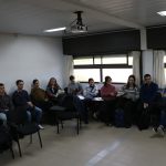 Autoridades de la FCH junto a becarios y becarias de investigación durante la jornada de bienvenida en el Aula de Posgrado.
