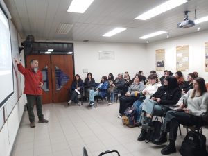 El Dr. Gabriel Burgüeño durante su exposición sobre Infraestructura Azul y Verde ante docentes y estudiantes en la Facultad de Ciencias Humanas.