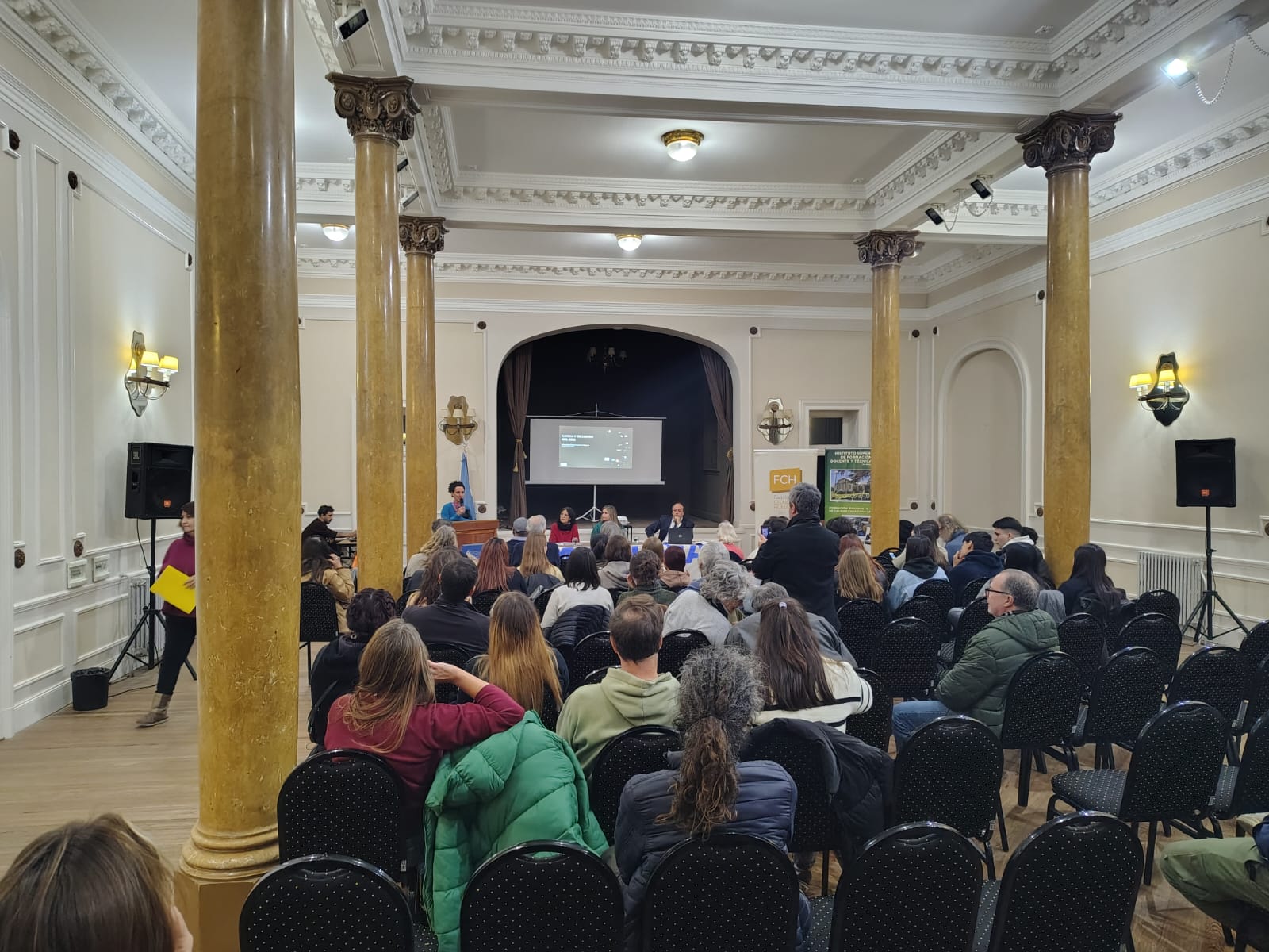 Lee más sobre el artículo Se realizó el conversatorio “Justicia y dictadura. 1976-2026” y se inauguró una muestra fotográfica sobre la memoria en Tandil