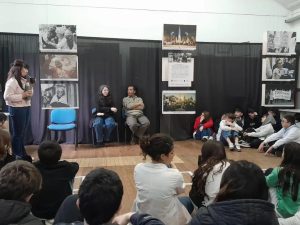 Estudiantes recorriendo la muestra fotográfica sobre los 50 años del golpe de Estado en Tandil.