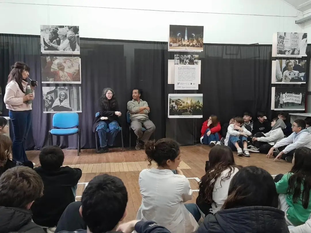 En este momento estás viendo La muestra fotográfica «50 años del golpe de Estado» continúa su recorrido por las escuelas de Tandil