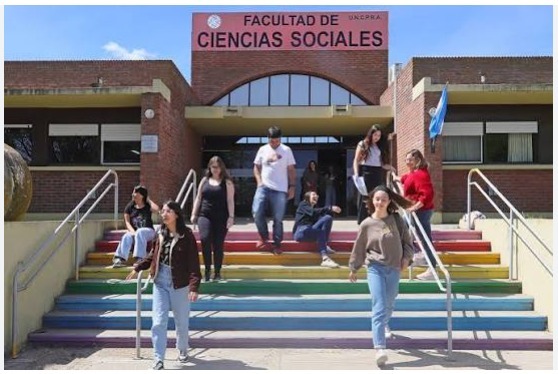 Lee más sobre el artículo La FCH acompaña la oferta del Laboratorio de Idiomas de la FACSO