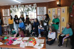 “Resistiendo como las Malezas”: la muestra sobre saberes populares y plantas nativas quedó inaugurada en el hall de la FCH