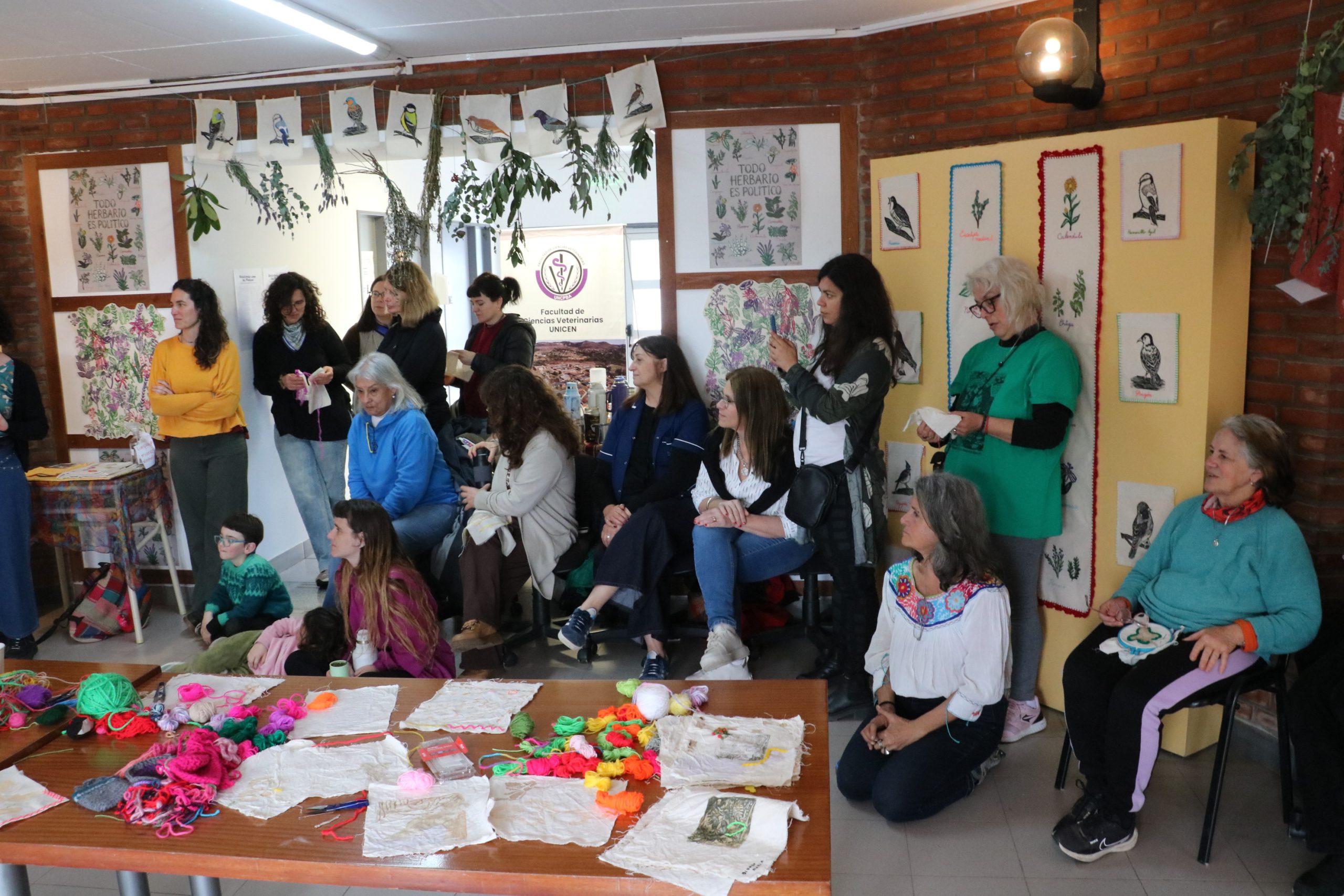 En este momento estás viendo “Resistiendo como las Malezas”: la muestra sobre saberes populares y plantas nativas quedó inaugurada en el hall de la FCH
