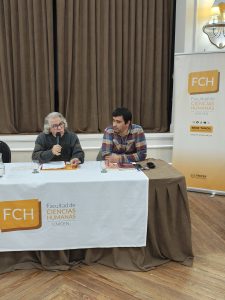 Ricardo Antunes disertando en el Aula Magna de la UNICEN junto al Dr. Manuel Mallardi.